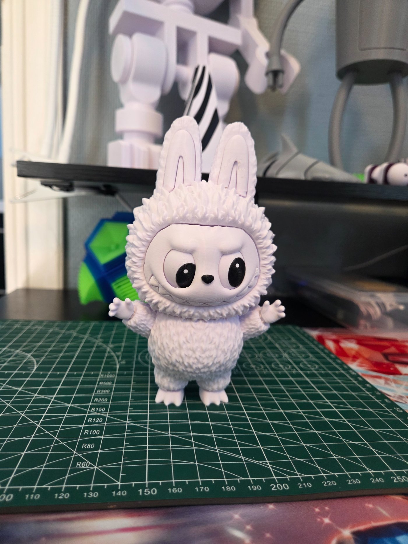 Hvit Labubu-inspirert figur