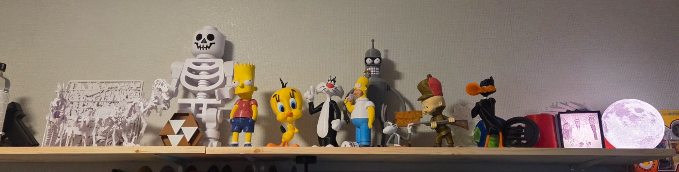 Utstillingshylle med figursamling