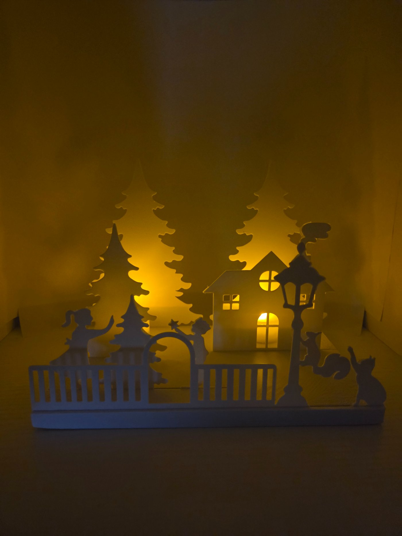 Opplyst julepark med hus og lykt