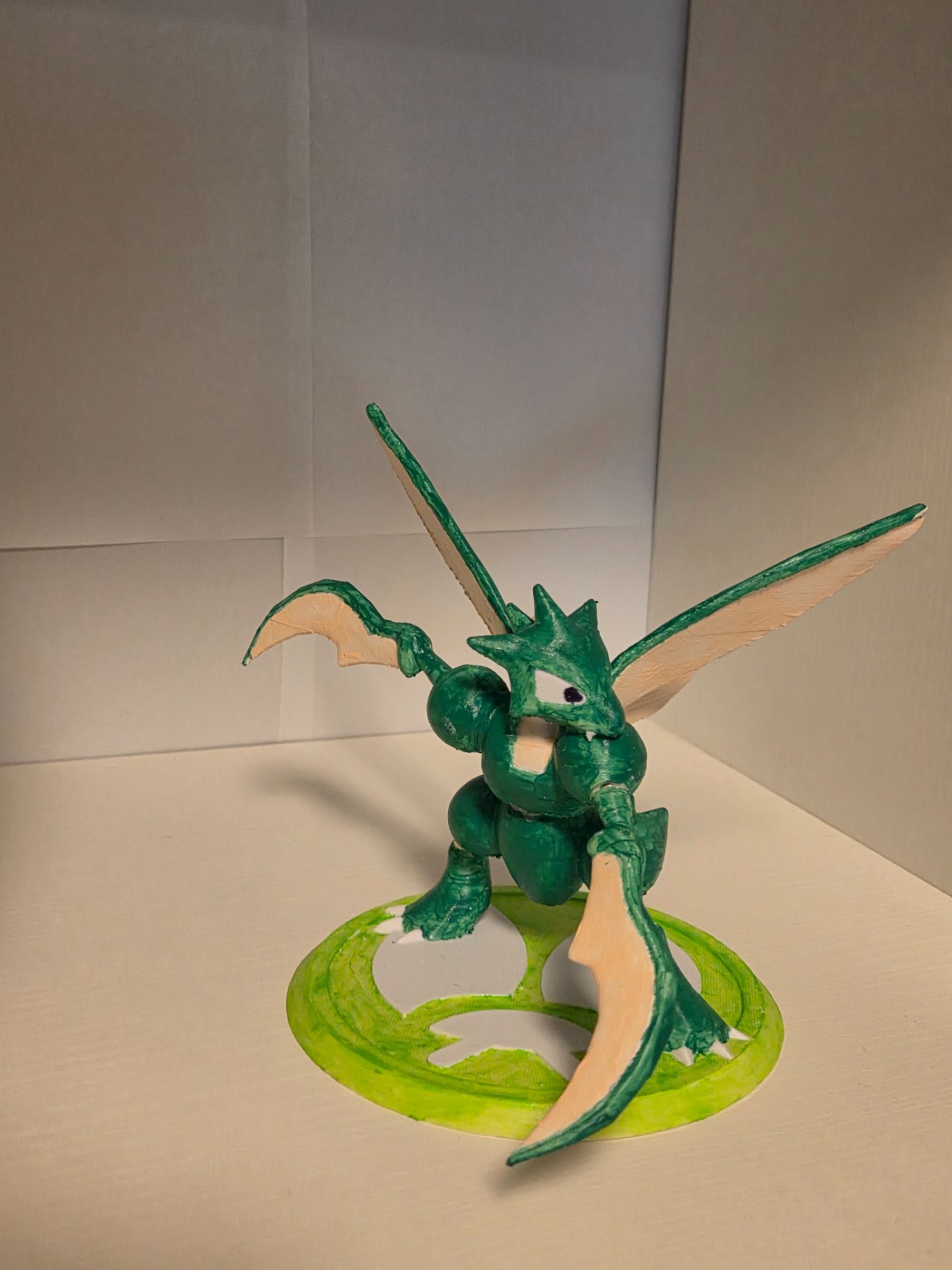 Scyther-figur på sokkel