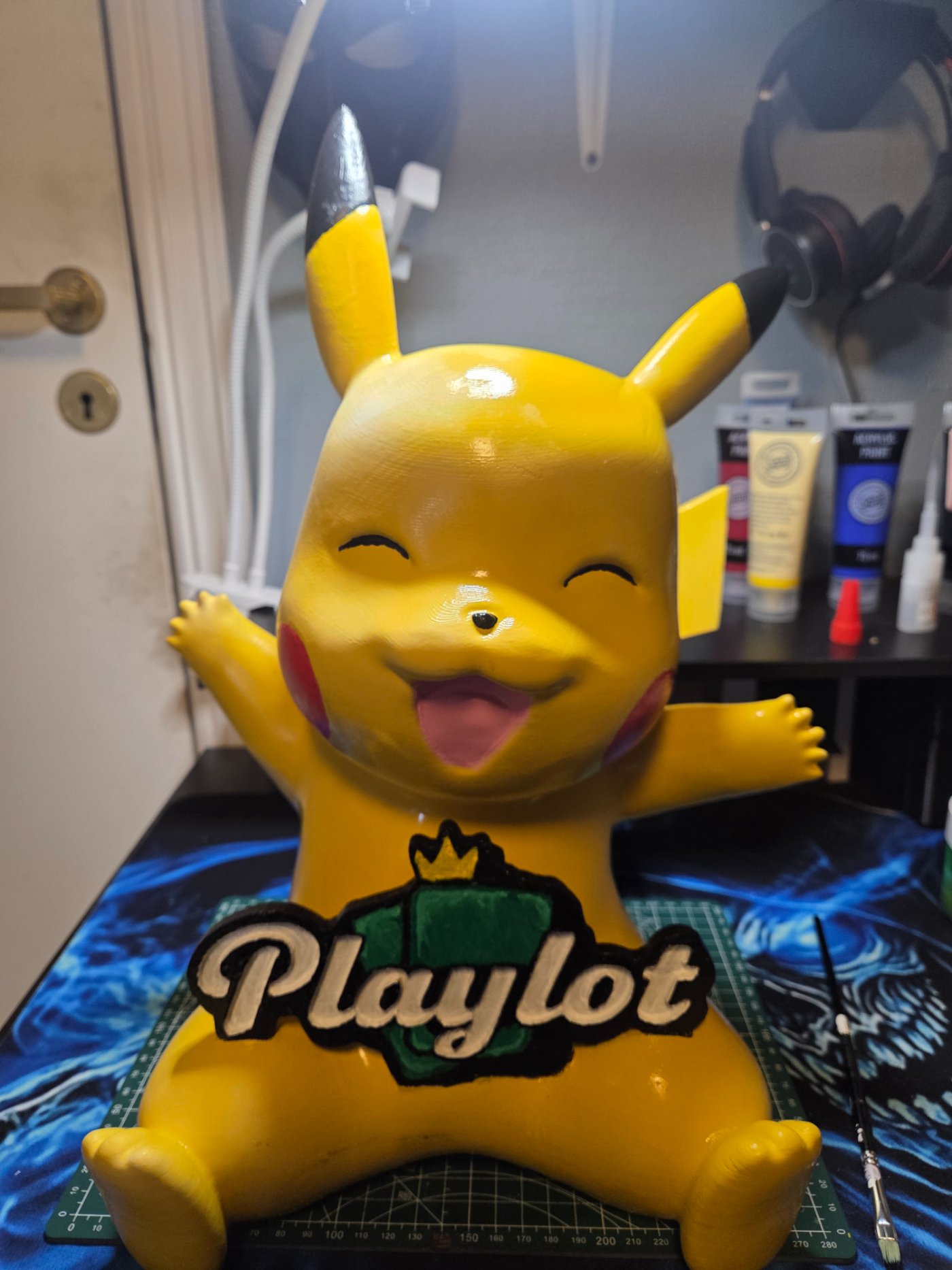 Pikachu med Playlot-logo