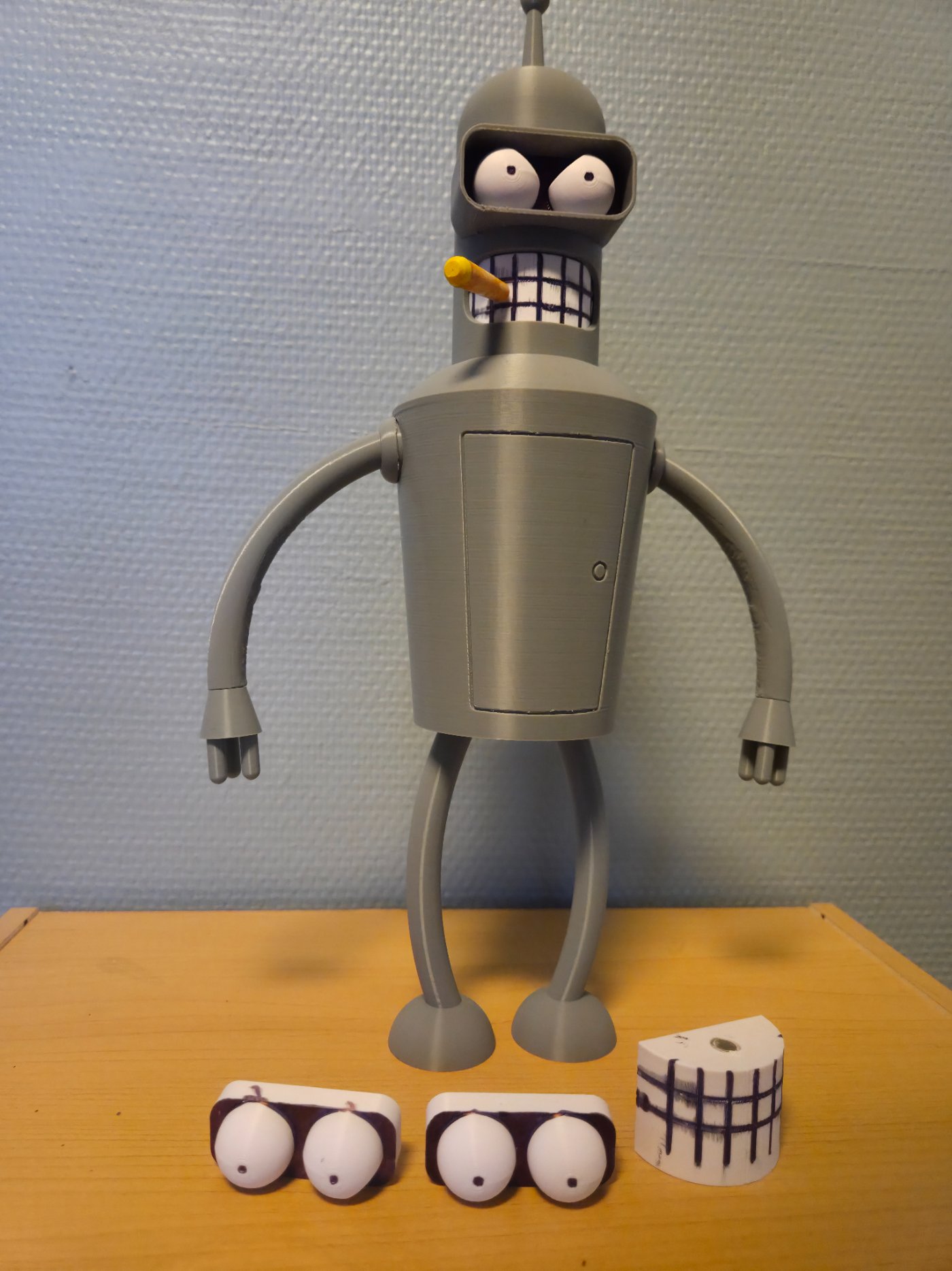 Bender-figur med utskiftbare ansiktsdeler