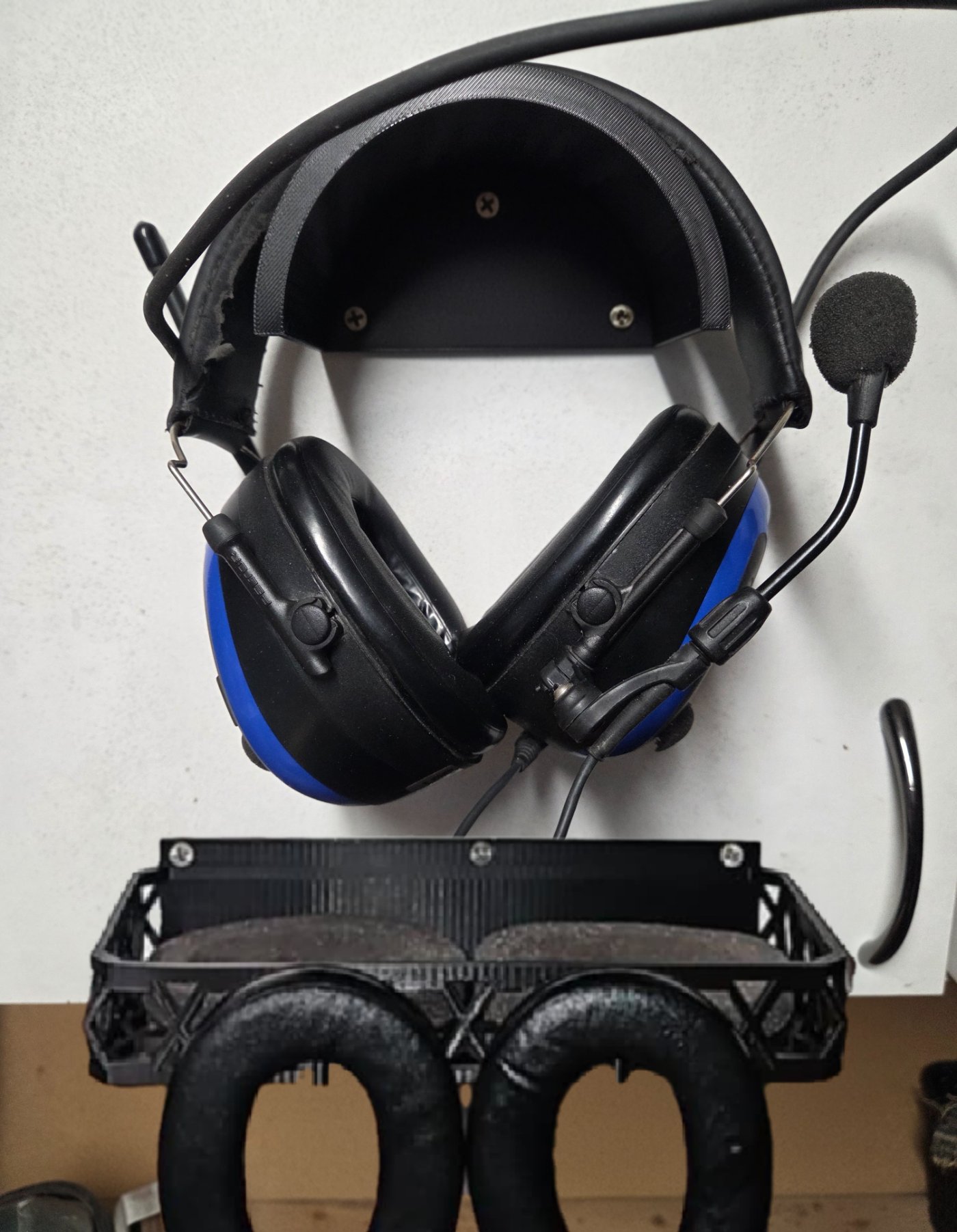 3D-printet veggholder med oppbevarings- og tørkestativ for headset og hørselvern – O3Dprint
