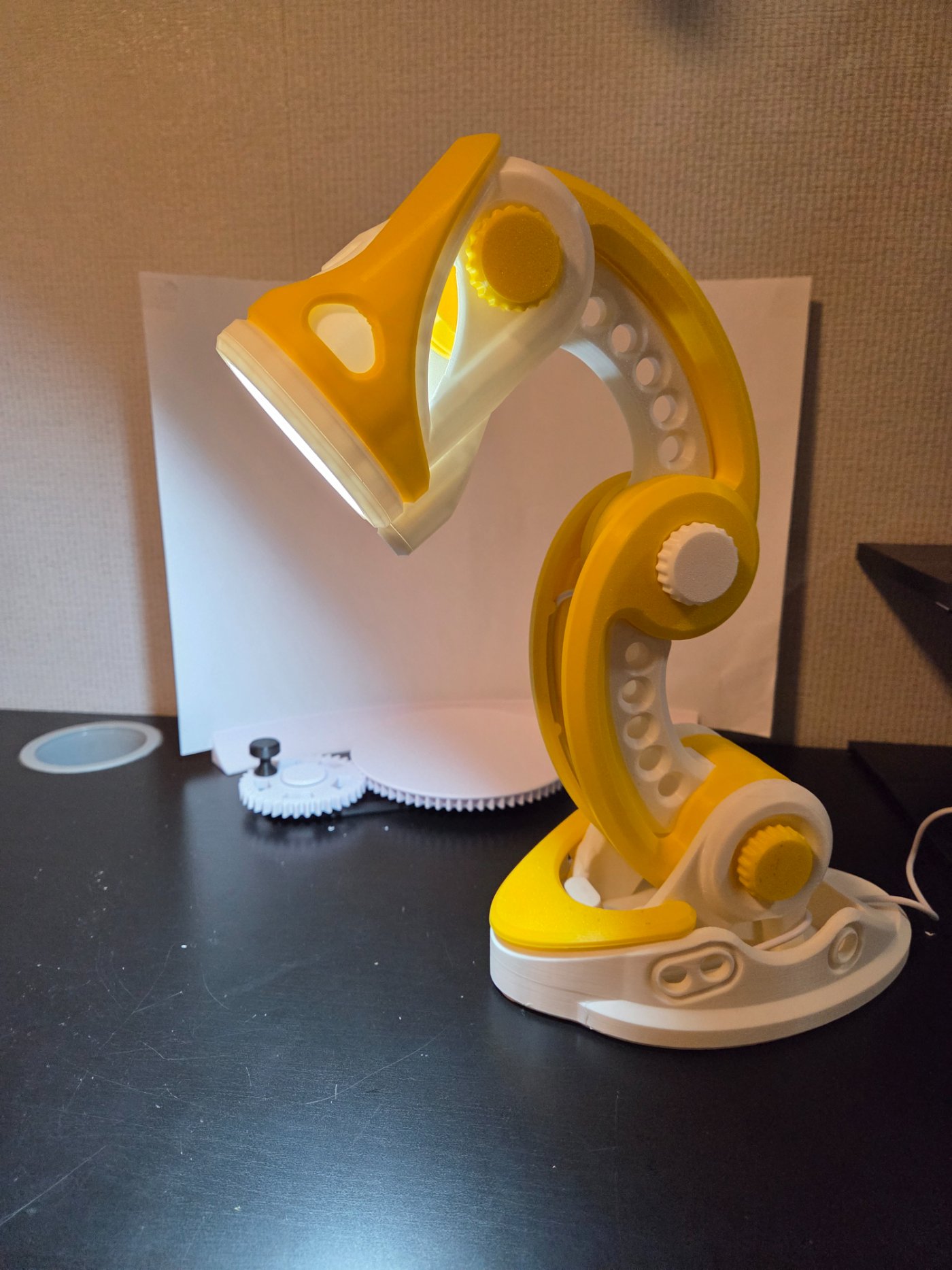 Justerbar gul og hvit skrivebordslampe