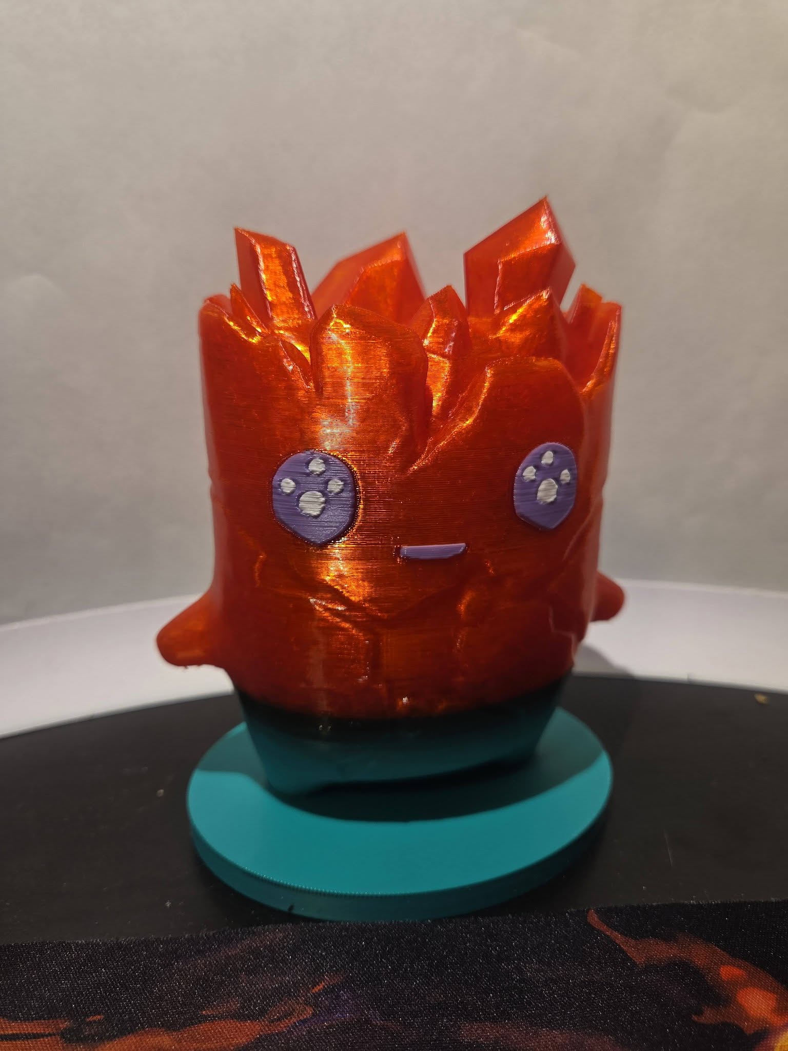Dekorativ Fortnite-figur med flammemotiv