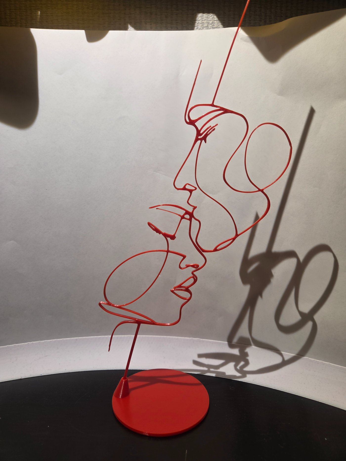 Kyssende par – line-art skulptur