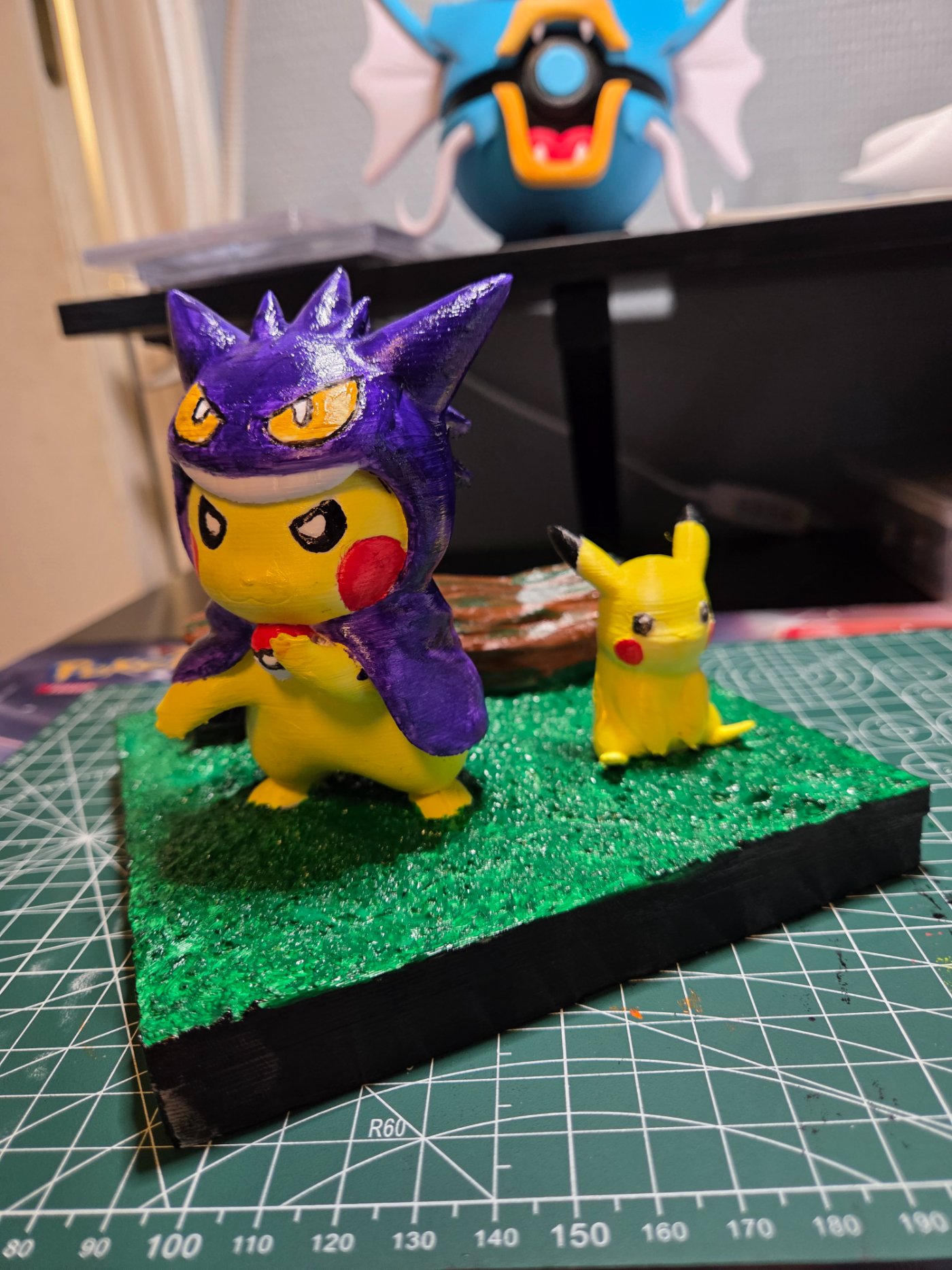 Pikachu i Gengar-kostyme