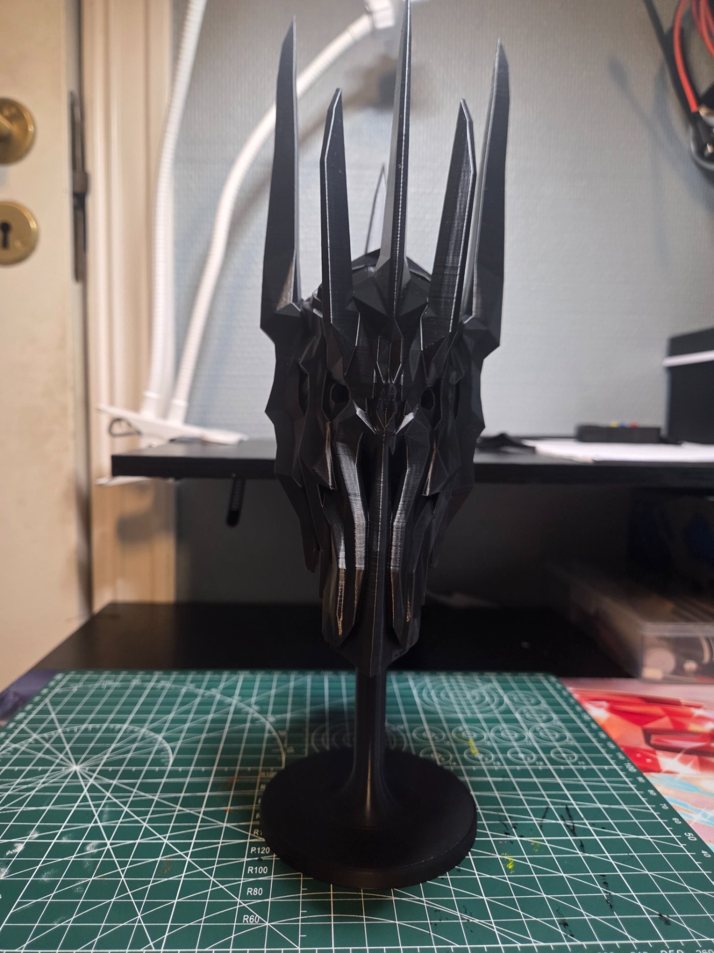 Sauron-hjelm på utstillingsstativ